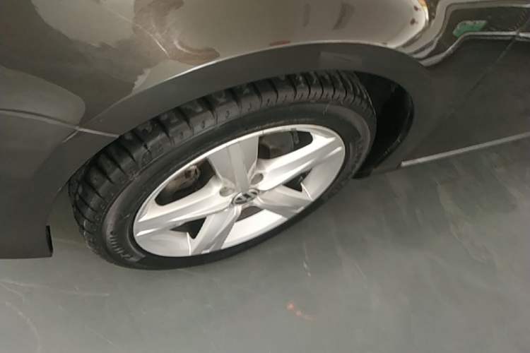 Used Volkswagen Magotan 2015 2.0 TSI Prestige Model Left Front Wheel Hub