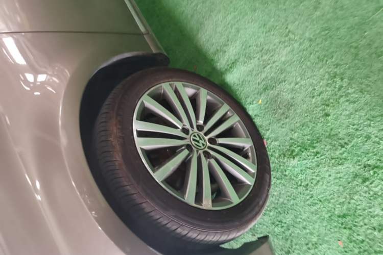 Used Volkswagen Magotan 2015 2.0 TSI Flagship Model Left Front Wheel Hub