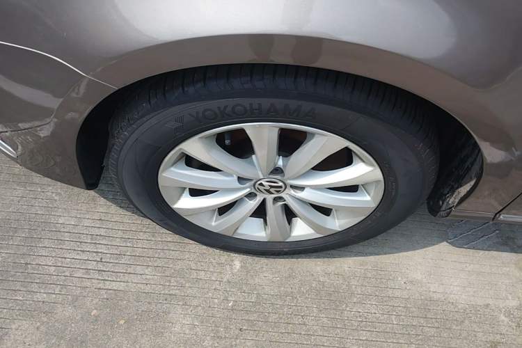 Used Volkswagen Magotan 2015 Facelift 1.8TSI Luxury Model Left Front Wheel Hub
