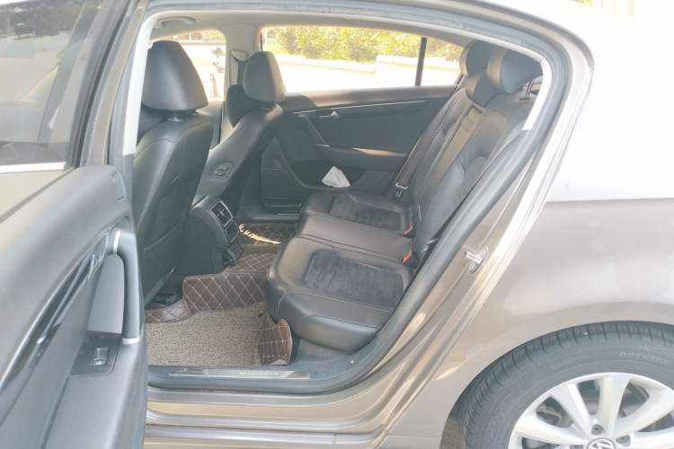 Used Volkswagen Magotan 2015 Revised Version 2.0 TSI Luxury Edition Left Rear Seat