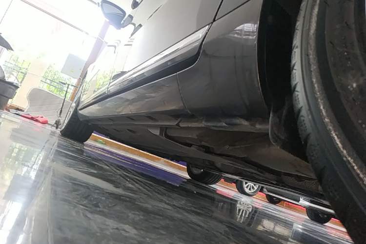 Used Volkswagen Magotan 2015 2.0 TSI Prestige Model Left Side Sill
