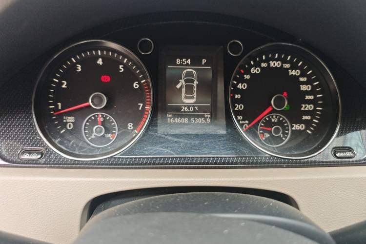 Used Volkswagen Magotan 2015 Facelift 1.8TSI Luxury Model Odometer Close Up