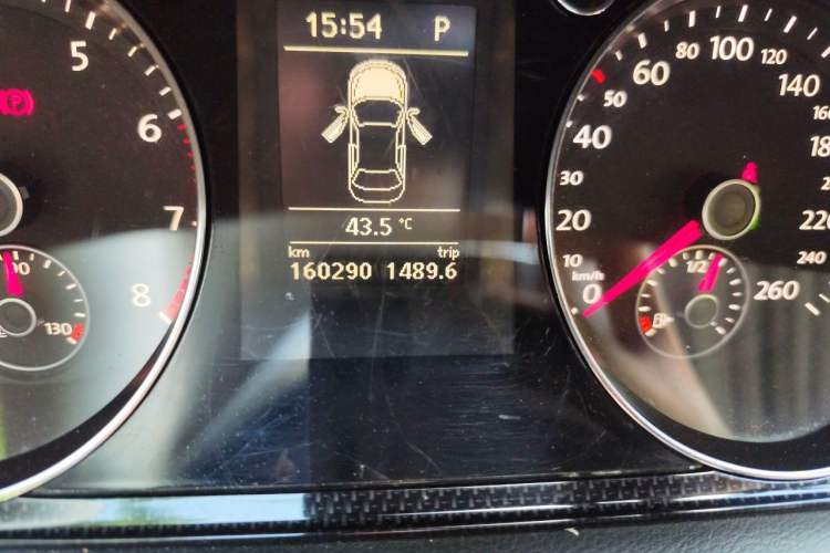 Used Volkswagen Magotan 2015 1.8TSI Luxury Model Odometer Close Up