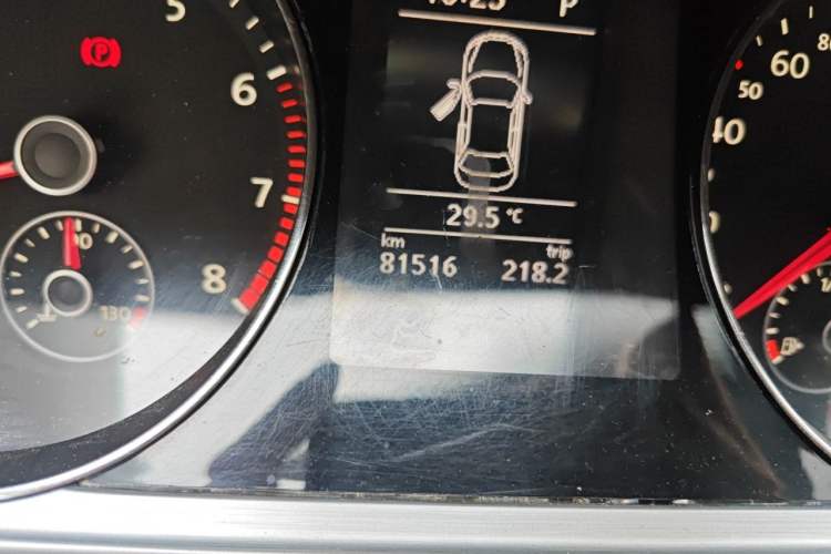 Used Volkswagen Magotan 2015 1.8TSI Advanced Model Odometer Close Up
