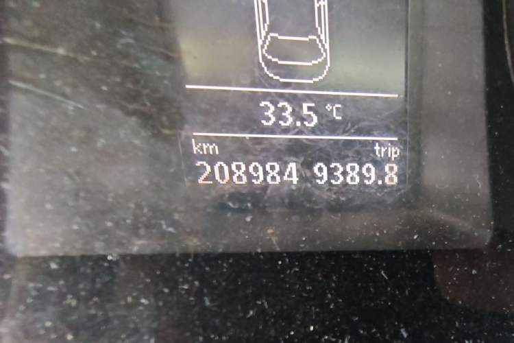 Used Volkswagen Magotan 2015 Facelift 1.8TSI Luxury Model Odometer Close Up