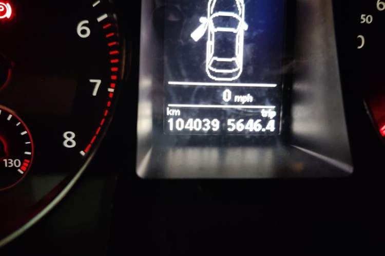 Used Volkswagen Magotan 2015 1.8TSI Luxury Model Odometer Close Up