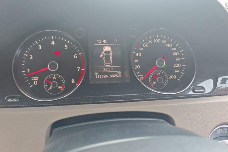 Used Volkswagen Magotan 2015 1.8TSI Luxury Model Odometer Close Up
