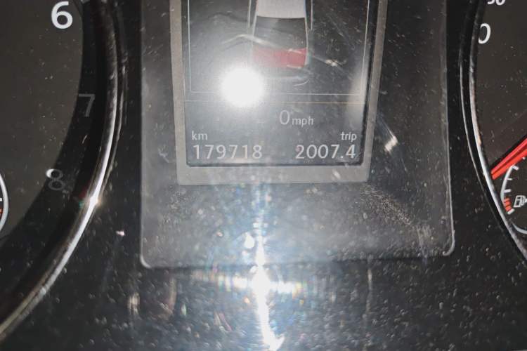 Used Volkswagen Magotan 2015 1.8TSI Prestige Model Odometer Close Up