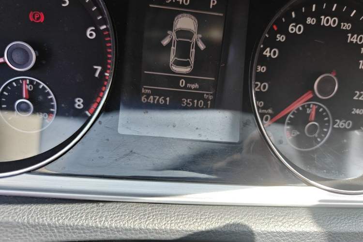 Used Volkswagen Magotan 2015 1.8TSI Advanced Model Odometer Close Up