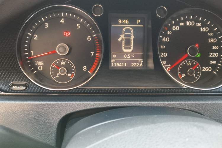 Used Volkswagen Magotan 2015 1.8TSI Luxury Model Odometer Close Up
