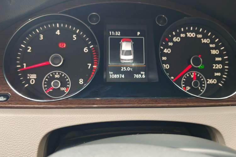 Used Volkswagen Magotan 2015 Revised Version 2.0 TSI Prestige Edition Odometer Close Up