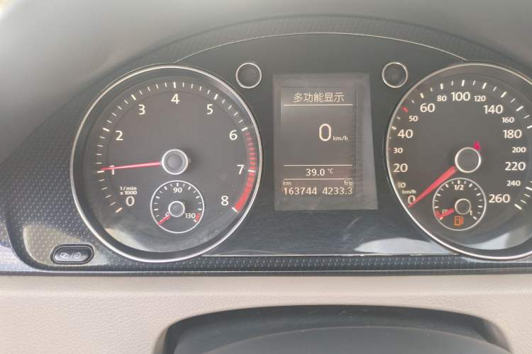Used Volkswagen Magotan 2015 1.8TSI Luxury Model Odometer Close Up