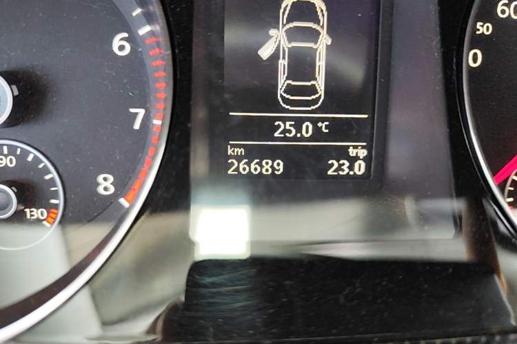 Used Volkswagen Magotan 2015 Facelift 1.8TSI Luxury Model Odometer Close Up
