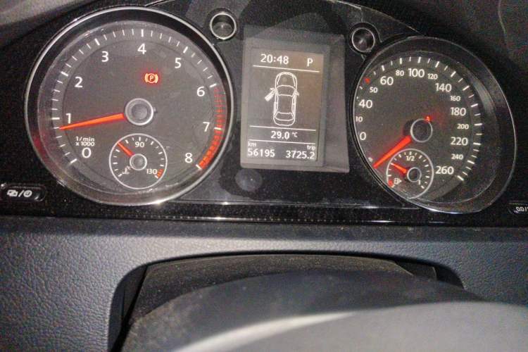 Used Volkswagen Magotan 2015 Facelift 1.8TSI Luxury Model Odometer Close Up