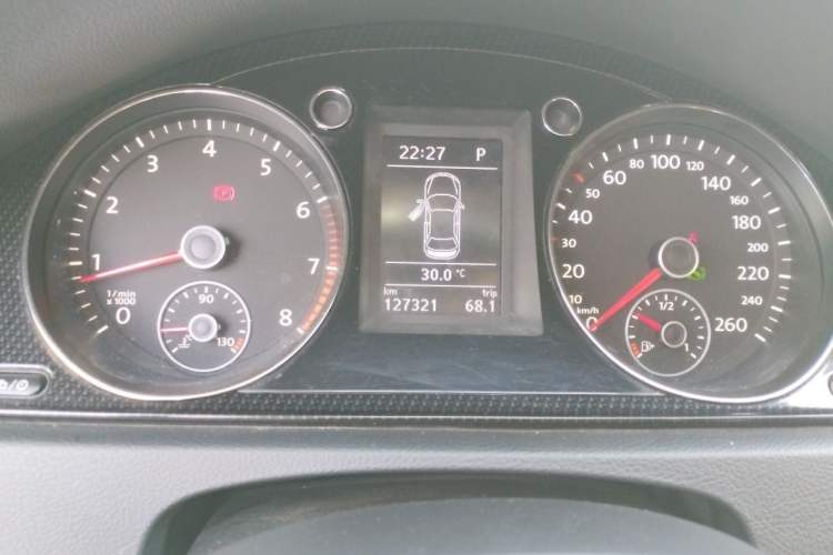 Used Volkswagen Magotan 2015 Revised Version 2.0 TSI Luxury Edition Odometer Close Up