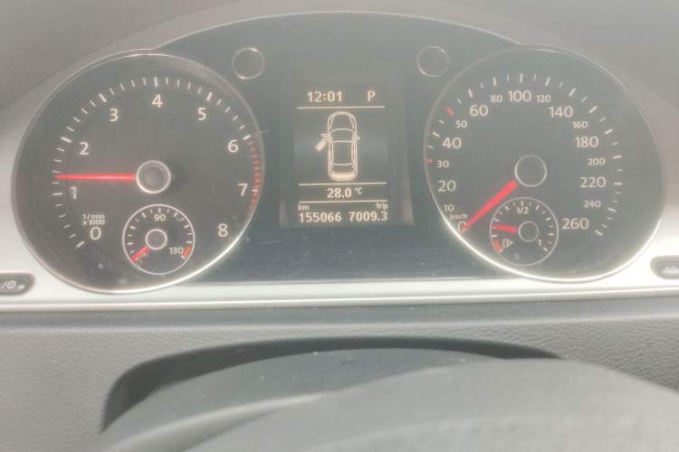 Used Volkswagen Magotan 2015 1.8TSI Advanced Model Odometer Close Up