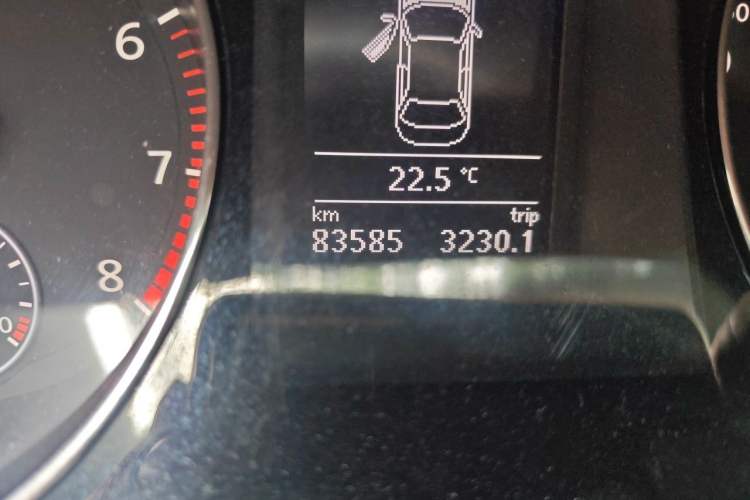 Used Volkswagen Magotan 2015 Facelift 1.8TSI Luxury Model Odometer Close Up