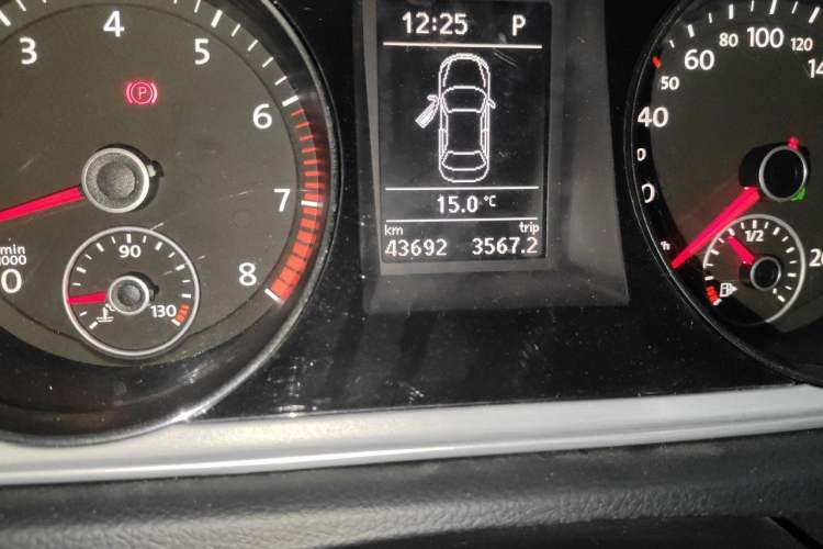 Used Volkswagen Magotan 2015 1.8TSI Advanced Model Odometer Close Up