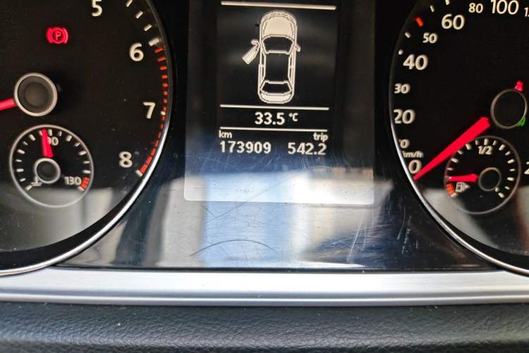 Used Volkswagen Magotan 2015 1.8TSI Advanced Model Odometer Close Up