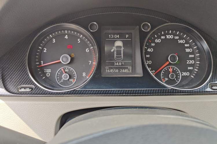 Used Volkswagen Magotan 2015 1.8TSI Luxury Model Odometer Close Up