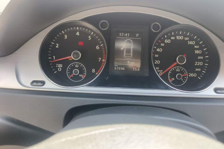 Used Volkswagen Magotan 2015 1.8TSI Advanced Model Odometer Close Up