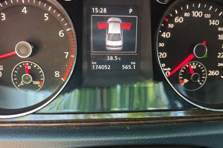 Used Volkswagen Magotan 2015 Revised 1.8TSI Prestige Version Odometer Close Up