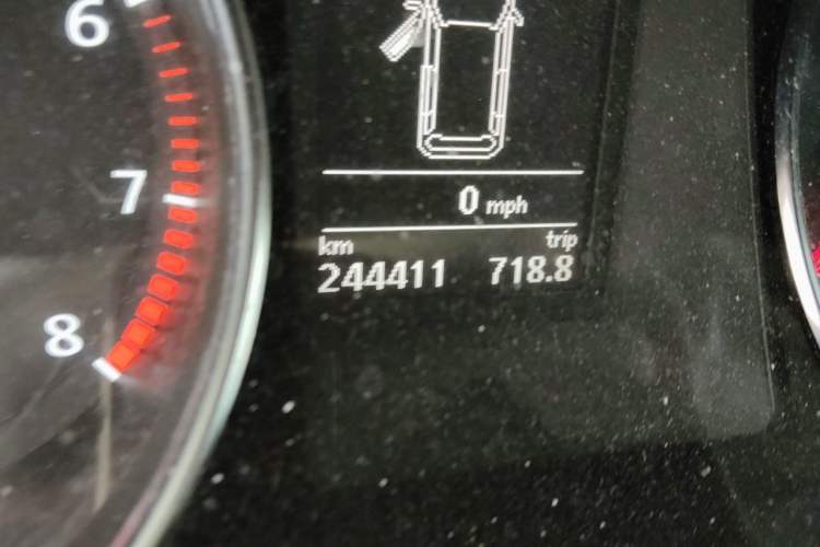 Used Volkswagen Magotan 2015 Travel Edition 2.0 TSI Comfort Version Odometer Close Up
