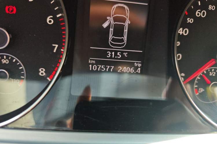 Used Volkswagen Magotan 2015 1.8TSI Advanced Model Odometer Close Up