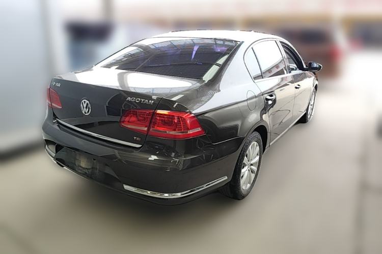 Used Volkswagen Magotan 2015 Facelift 1.8TSI Luxury Model Rear Right 45 Deg