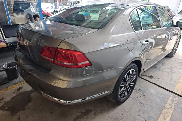 Used Volkswagen Magotan 2015 Facelift 1.8TSI Luxury Model Rear Right 45 Deg