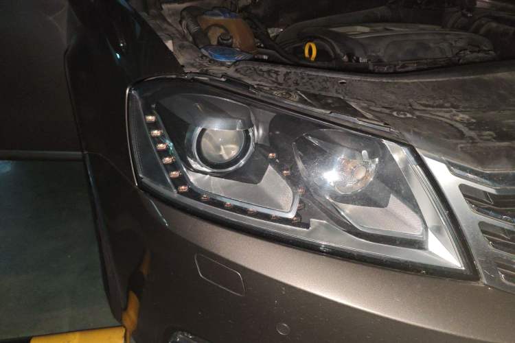 Used Volkswagen Magotan 2015 Revised Version 2.0 TSI Luxury Edition Right Front Headlight