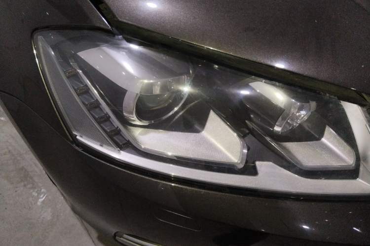 Used Volkswagen Magotan 2015 Revised Version 2.0 TSI Luxury Edition Right Front Headlight