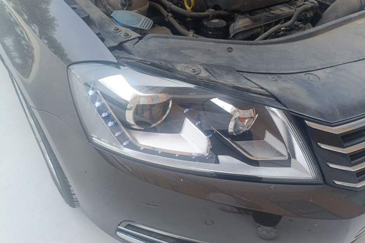 Used Volkswagen Magotan 2015 Travel Edition 2.0 TSI Comfort Version Right Front Headlight