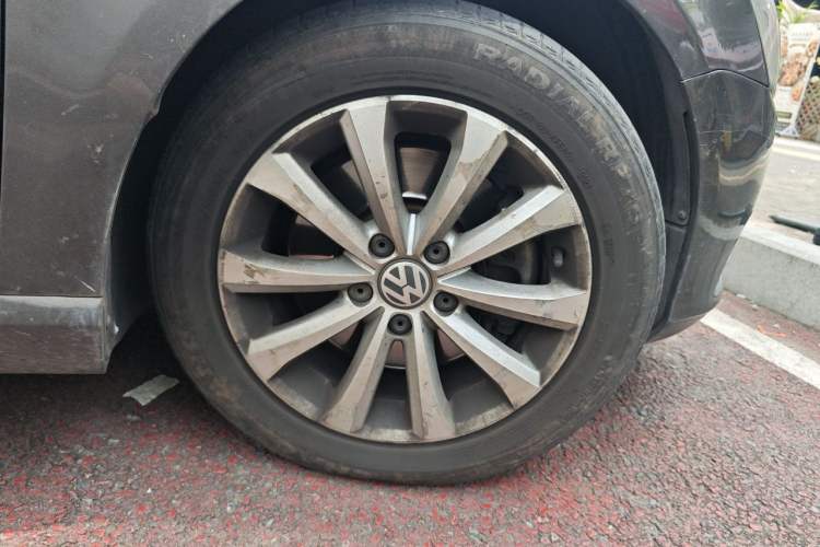 Used Volkswagen Magotan 2015 Facelift 1.8TSI Luxury Model Right Front Wheel Hub