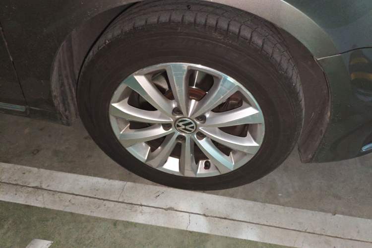 Used Volkswagen Magotan 2015 Revised Version 2.0 TSI Luxury Edition Right Front Wheel Hub