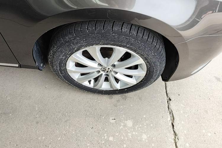 Used Volkswagen Magotan 2015 Facelift 1.8TSI Luxury Model Right Front Wheel Hub