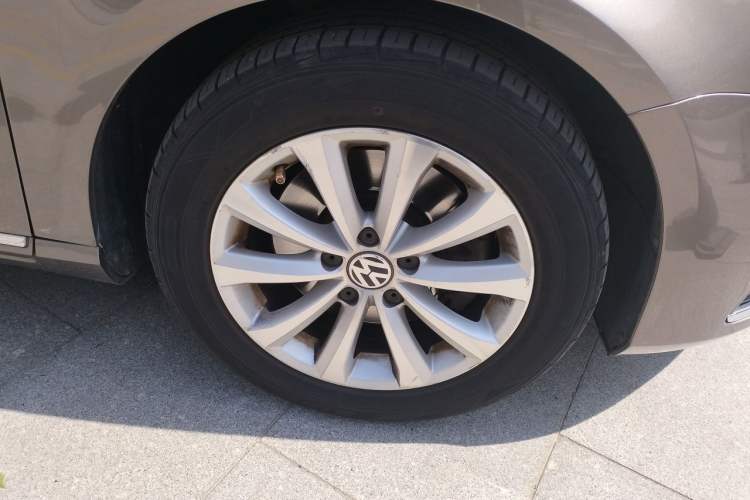Used Volkswagen Magotan 2015 Revised Version 2.0 TSI Luxury Edition Right Front Wheel Hub