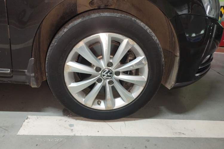 Used Volkswagen Magotan 2015 Revised Version 2.0 TSI Luxury Edition Right Front Wheel Hub