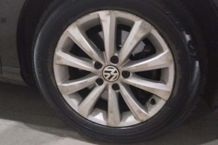 Used Volkswagen Magotan 2015 Revised Version 2.0 TSI Luxury Edition Right Front Wheel Hub