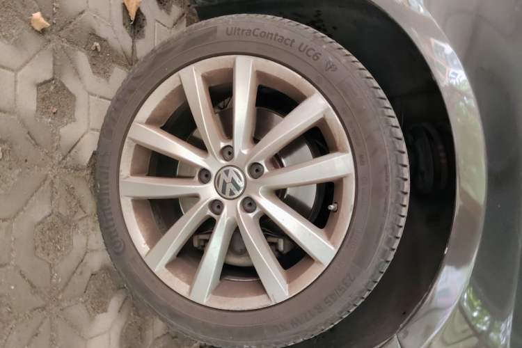 Used Volkswagen Magotan 2015 Travel Edition 2.0 TSI Comfort Version Right Front Wheel Hub