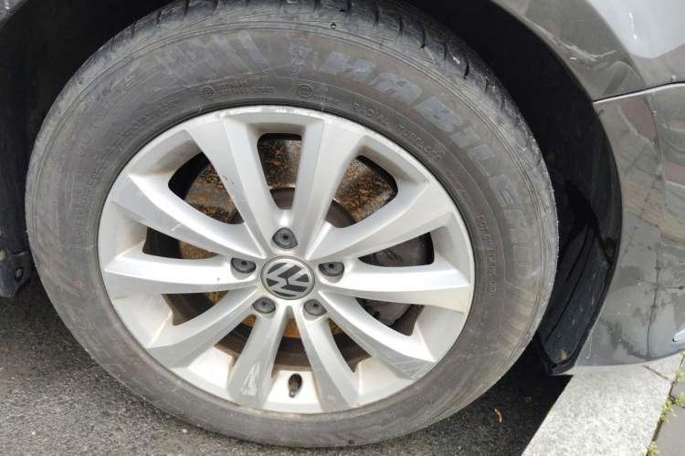 Used Volkswagen Magotan 2015 Revised Version 2.0 TSI Luxury Edition Right Front Wheel Hub