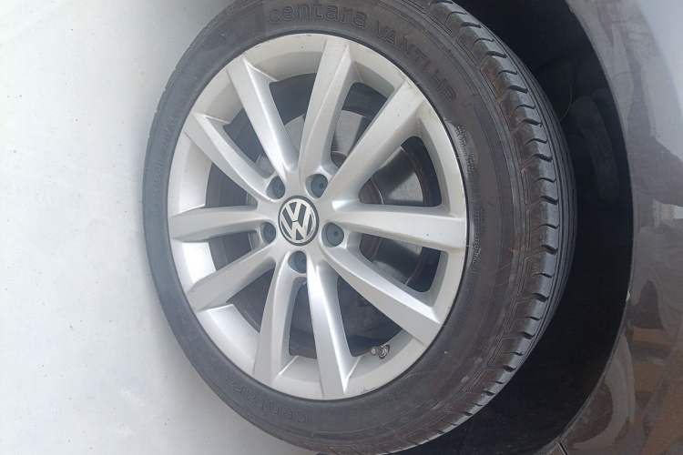 Used Volkswagen Magotan 2015 Travel Edition 2.0 TSI Comfort Version Right Front Wheel Hub
