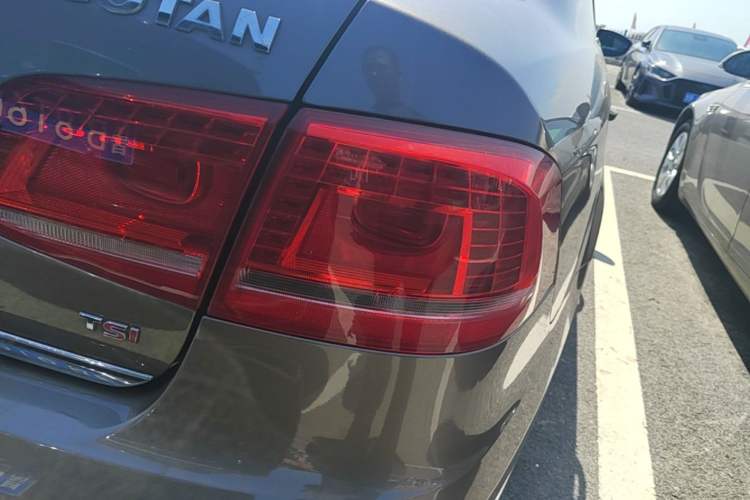 Used Volkswagen Magotan 2015 Facelift 1.8TSI Luxury Model Right Rear Taillight