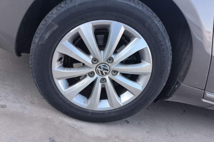 Used Volkswagen Magotan 2015 1.8TSI Luxury Model Right Rear Wheel Hub
