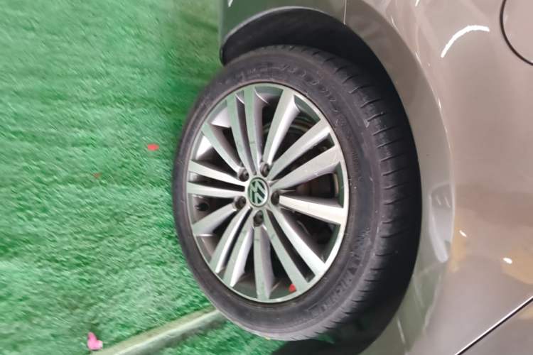 Used Volkswagen Magotan 2015 2.0 TSI Flagship Model Right Rear Wheel Hub