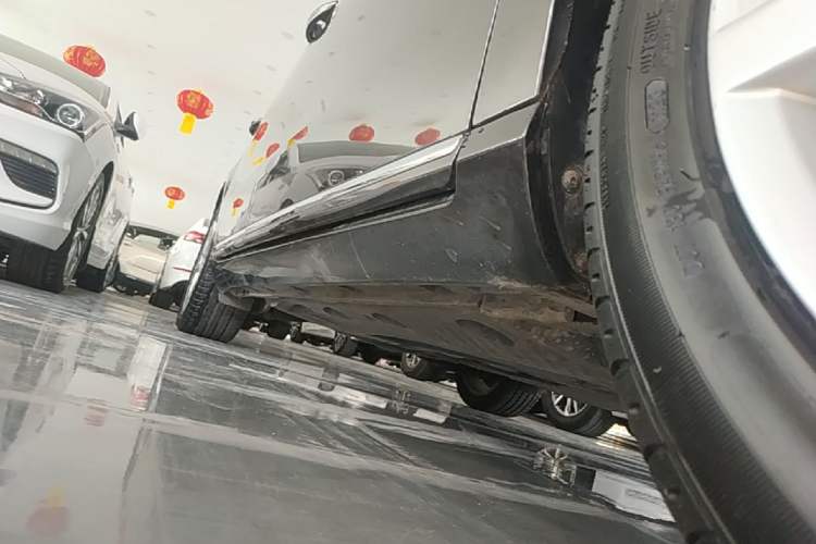 Used Volkswagen Magotan 2015 2.0 TSI Prestige Model Right Side Sill