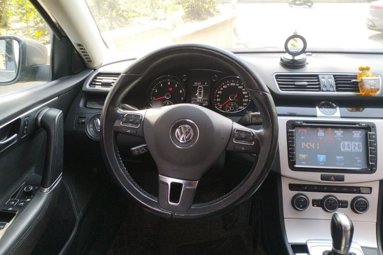 Used Volkswagen Magotan 2015 Revised Version 2.0 TSI Luxury Edition Steering Wheel
