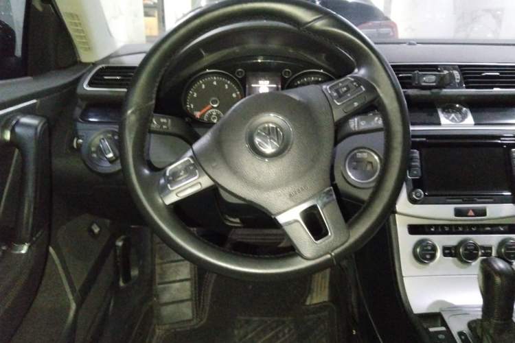 Used Volkswagen Magotan 2015 Revised Version 2.0 TSI Luxury Edition Steering Wheel