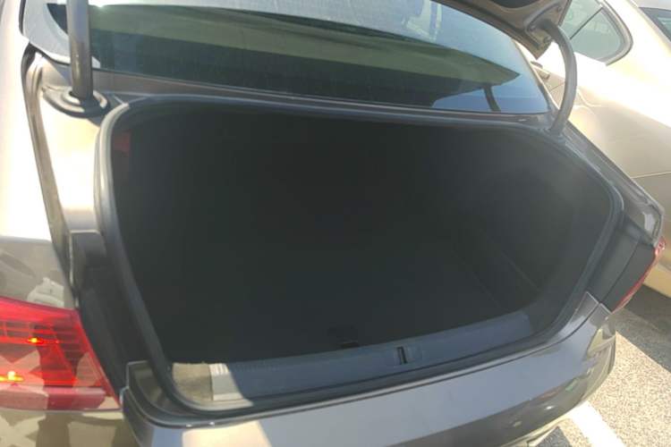 Used Volkswagen Magotan 2015 Facelift 1.8TSI Luxury Model Trunk