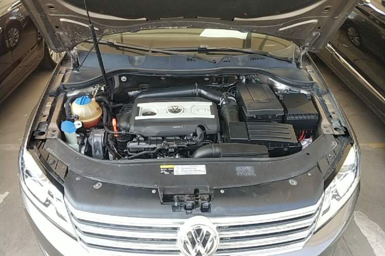 Used Volkswagen Magotan 2015 1.8TSI Advanced Model Engine Bay